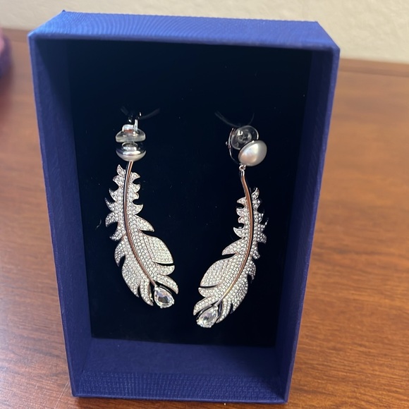 Swarovski clip on pearl and crystal leaf style earrings - Picture 4 of 6